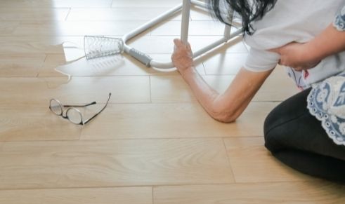 אישה מבוגרת מעדה כי המטבח לא היה בטיחותי לקשיש